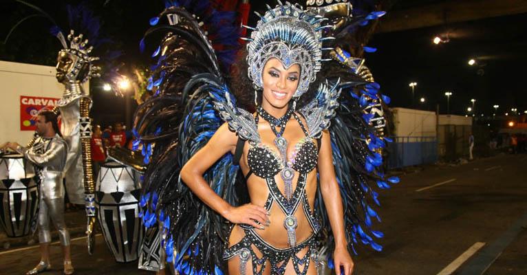 Com fantasia sexy, Miss Brasil Raissa Santana exibe corpão incrível em desfile no Rio
