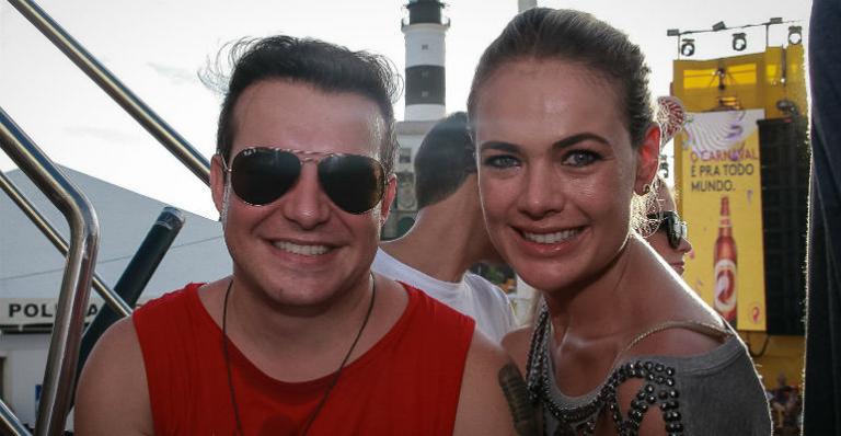 Belutti e Thaís Pacholek se divertem no trio elétrico de Ivete Sangalo