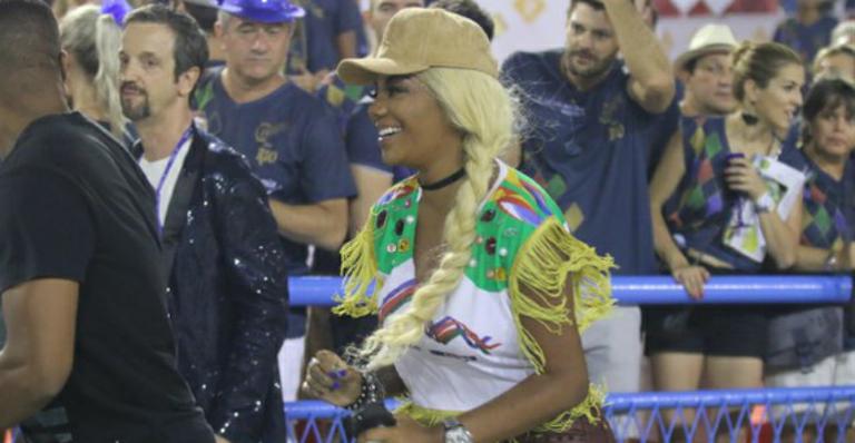 Ludmilla exibe peruca loira na Sapucaí