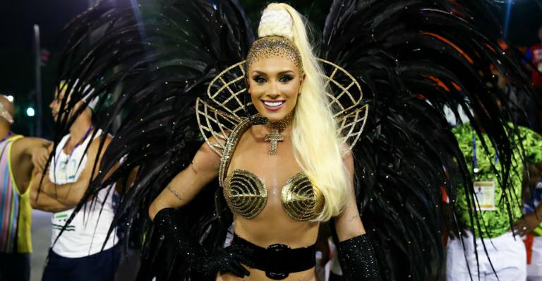 Juju Salimeni se fantasia de Madonna em desfile da Unidos da Tijuca
