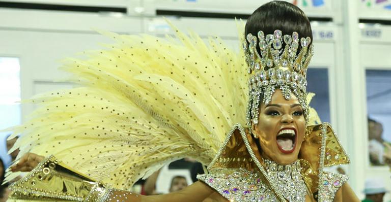 Rainha de bateria, Juliana Alves vira Elvis Presley na Sapucaí