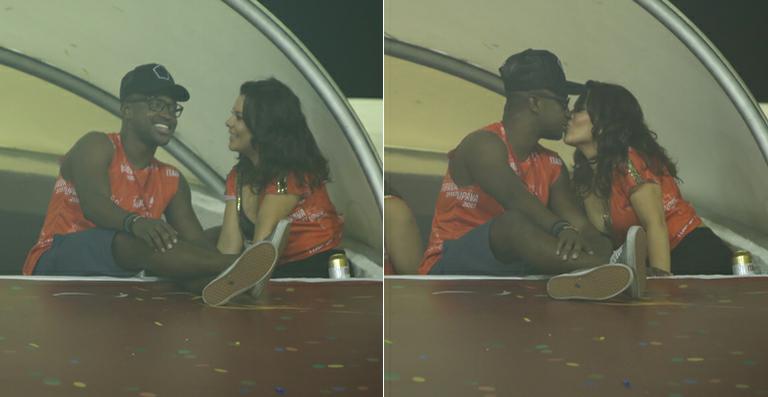 Thiaguinho e Fernanda Souza trocam beijos na Sapucaí