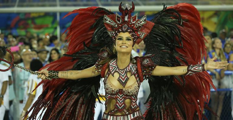 Thaila Ayala revela que passou mal durante desfile no Rio de Janeiro