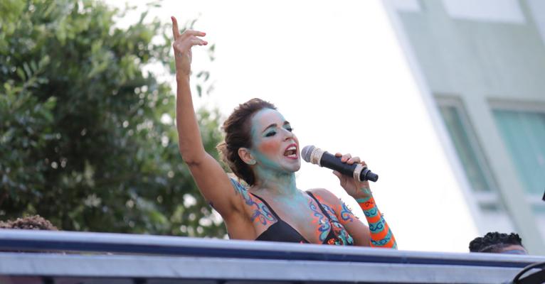 Após usar uma cauda de 30 metros, Daniela Mercury comanda trio com look menos ousado
