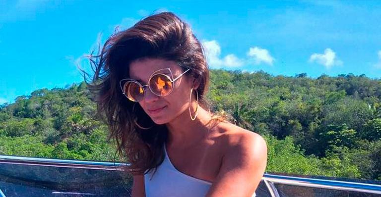 Paula Fernandes posa a bordo de lancha luxuosa e manda indireta: ‘Pensando em você’