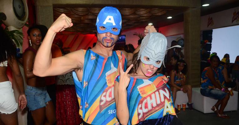 Amanda de Godoi e Francisco Vitti vão “mascarados” em camarote em Salvador
