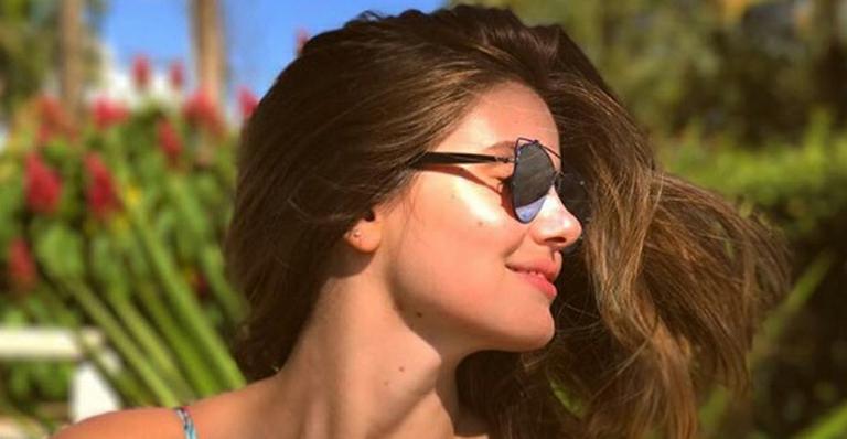 Camila Queiroz posa deslumbrante de biquíni curtindo o carnaval longe da folia: “Descanso”