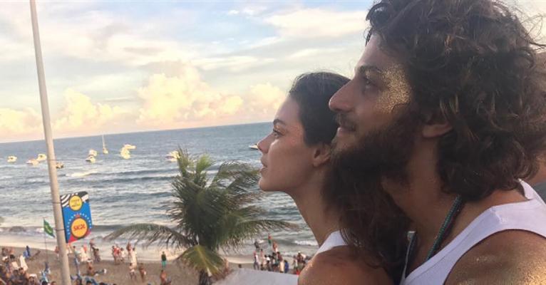 Chay Suede e Laura Neiva fazem pose de Titanic em trio elétrico em Salvador