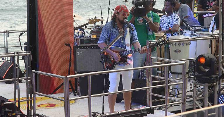 Bell Marques anima foliões em trio elétrico em Salvador