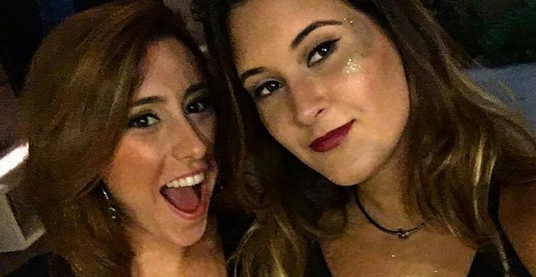 Beatriz Bonemer posa cheia de glitter em festa no Rio