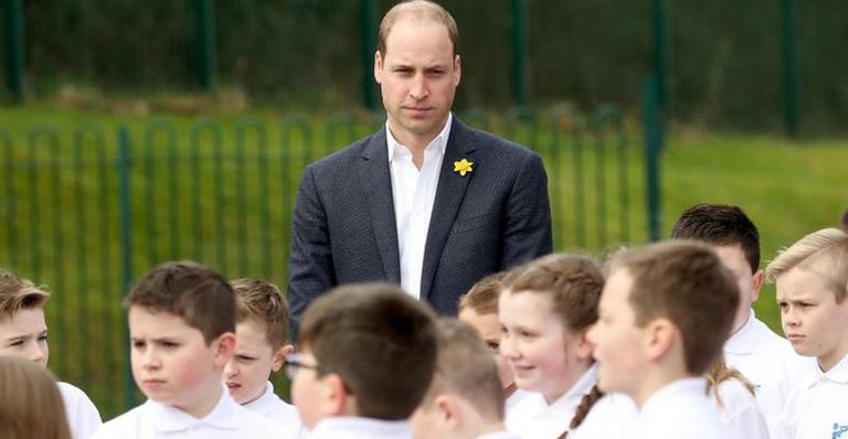 Em momento divertido, Príncipe William é vendado por alunos em escola primária