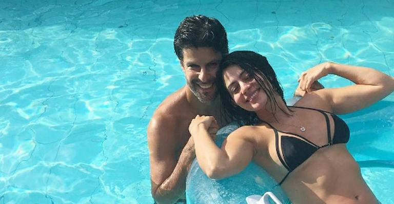 Grávida de 4 meses, Carol Castro posa de biquíni curtindo piscina com o namorado