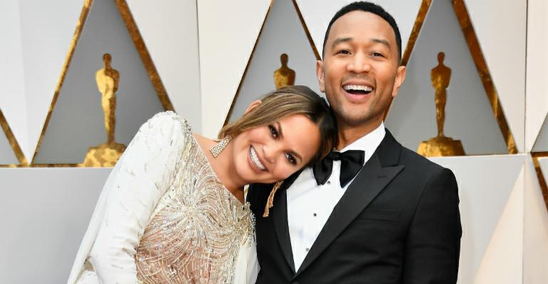 Chrissy Teigen ‘trola’ John Legend em vídeo: “Vencedor do Oscar, mas não esse ano”