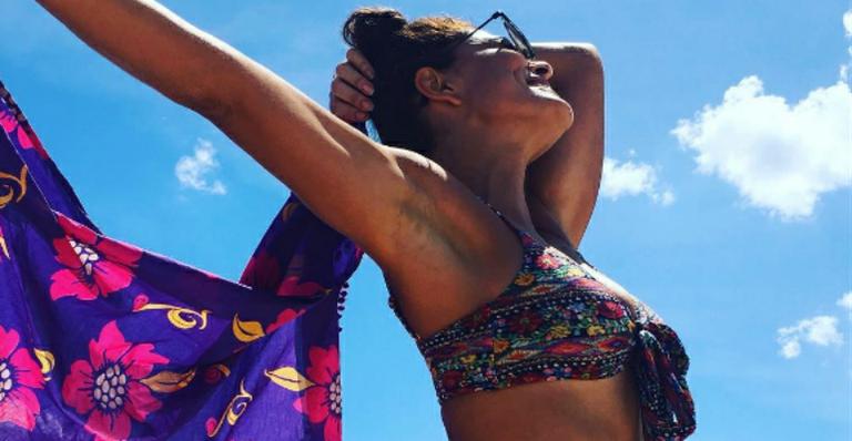 Juliana Paes se despede do carnaval com foto na praia