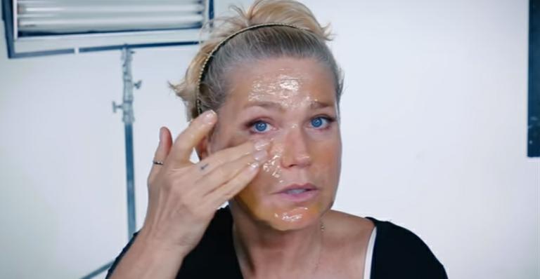 Xuxa ensina truque para ter a pele hidratada: “Mel no rosto”