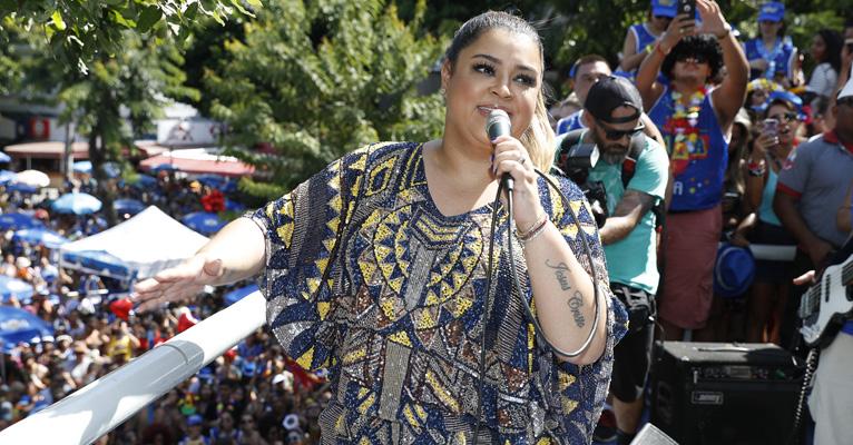 Preta Gil homenageia catadores de latinha e ambulantes em novo bloco