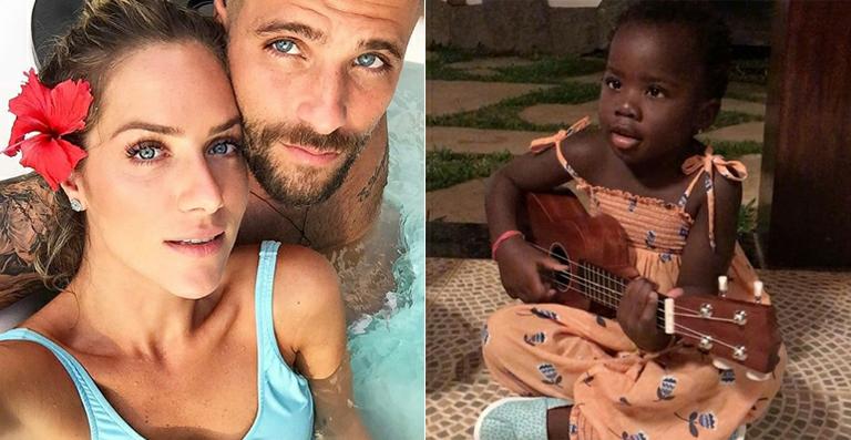 Giovanna Ewbank mostra a filha, Titi, tocando um violão de brinquedo