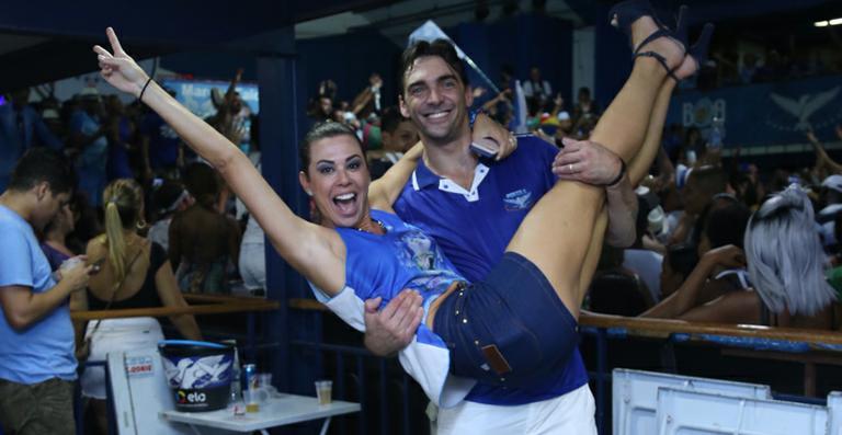 Giba festeja o título da Portela na quadra da escola