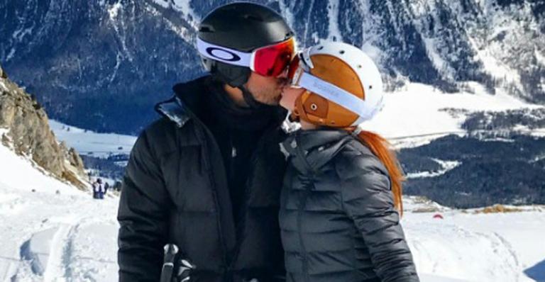 Marina Ruy Barbosa posa em clima de romance com Xandinho Negrão na Suíça