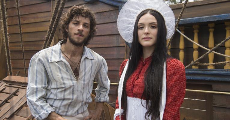Novas fotos de Novo Mundo mostram personagens de Chay Suede e Isabelle Drummond apaixonados; confira