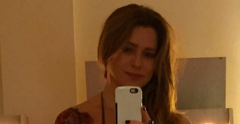 Aos 43 anos, Letícia Spiller mostra corpo perfeito e posa de biquíni em frente ao espelho