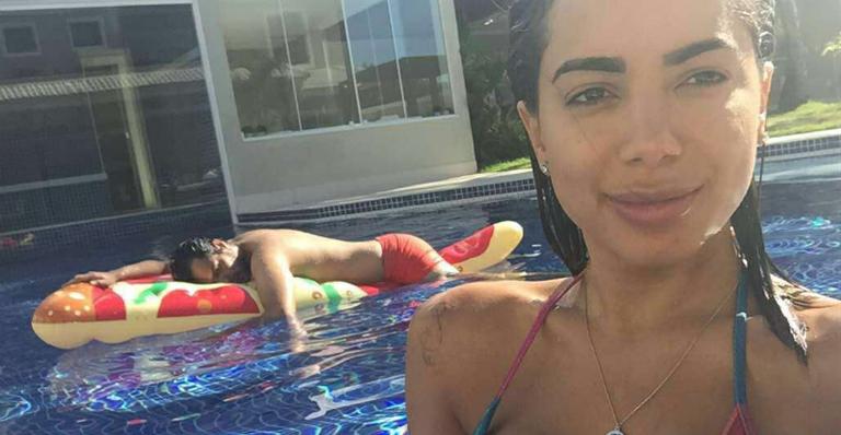 Após maratona de carnaval, Anitta curte folga na piscina