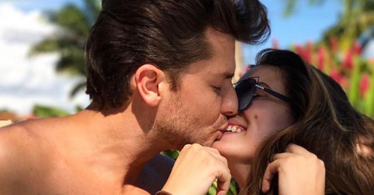 Uau! Camila Queiroz dá beijão em Klebber Toledo e declara: “Tão feliz contigo”