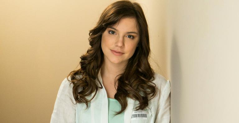 Alice Wegmann festeja o sucesso de suas personagens em ‘A Lei do Amor’