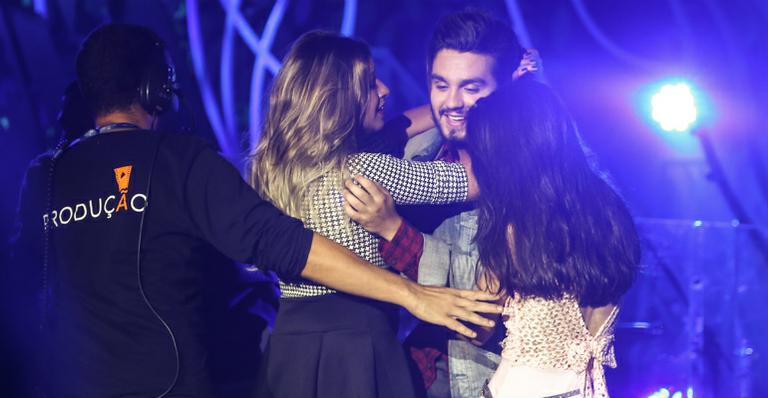 Fãs invadem palco e agarram Luan Santana em gravação de DVD