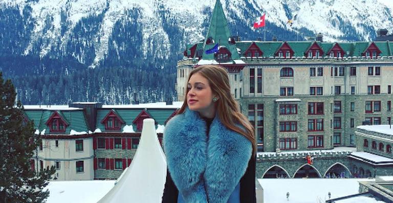 Marina Ruy Barbosa posa na Suíça com casaco de pele e avisa: “Sintéticos”