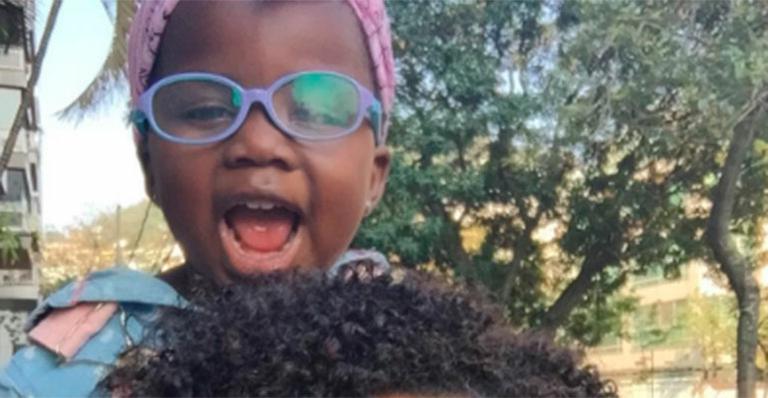 Estilosa, Titi Gagliasso posa sorridente com a madrinha