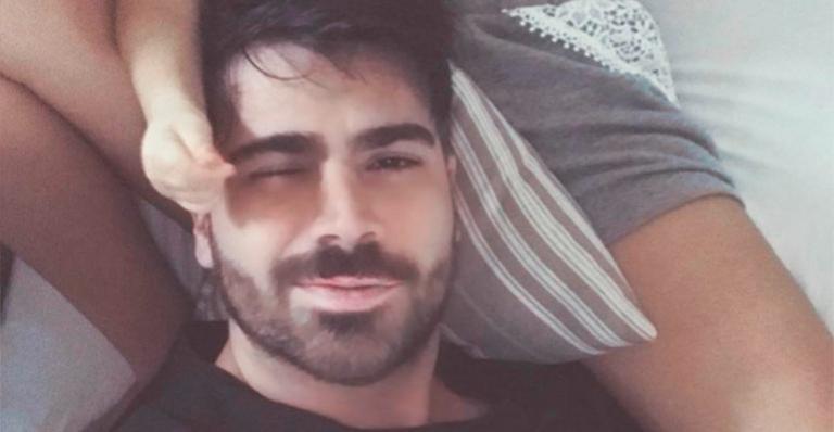 Na intimidade, ex-BBB Rodrigão posa na cama com a esposa, Adriana Sant’anna