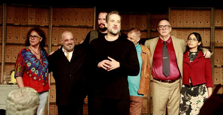 Dan Stulbach recebe amigos famosos na estreia de sua nova peça de teatro