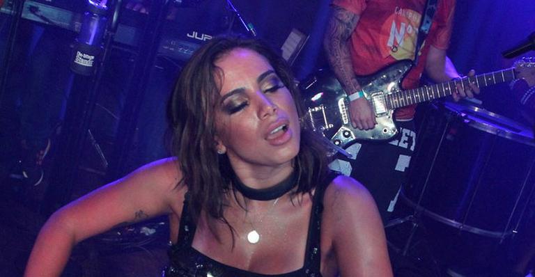 Sem sutiã, Anitta encerra temporada de carnaval com look sexy e impressiona fãs