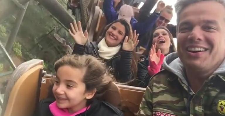 Otaviano Costa se diverte com a família em montanha russa nos EUA