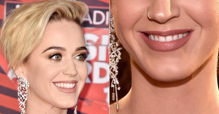 Katy Perry exibe dentes sujos em evento e se irrita com os amigos que não lhe avisaram