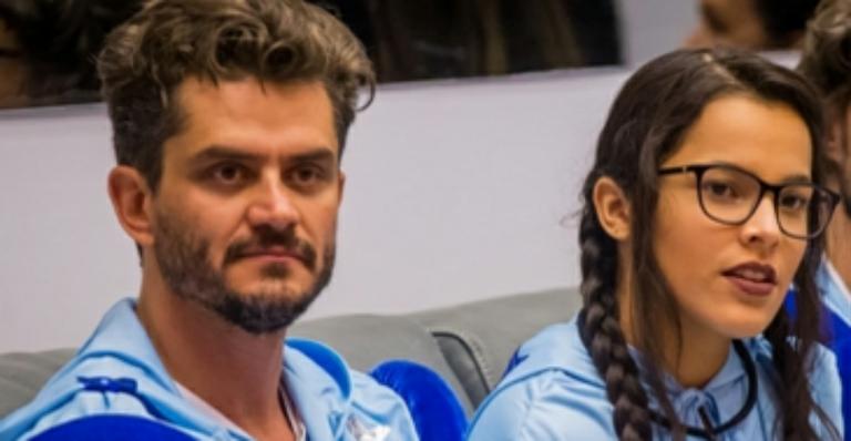 Amigos de Marcos pedem votos contra Emily