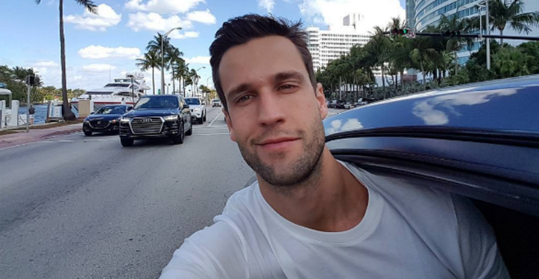 Pedro Andrade: apresentador curte relax em Miami