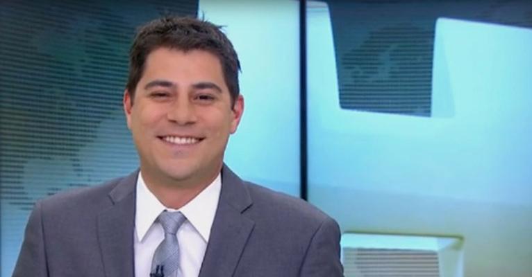 Evaristo Costa empresta gravata para fã e elogia: “Ficou elegante”