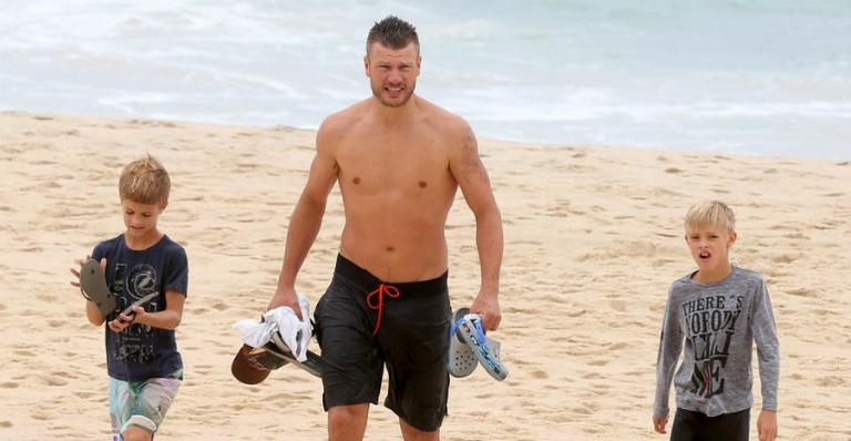 Rodrigo Hilbert curte dia de praia com os filhos no Rio de Janeiro