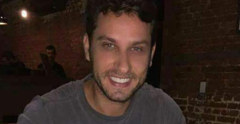 Lembra dele? Ex-BBB Eliéser posa comendo pizza de maneira inusitada e é detonado na web