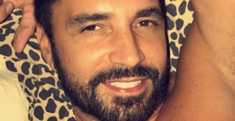 Latino publica foto ao lado de novo affair e faz desabafo contra “Amor romântico”