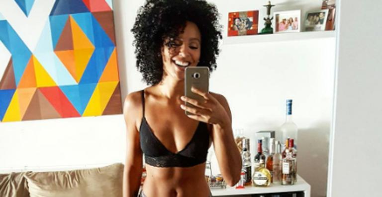Sheron Menezzes exibe a barriguinha sarada em novo selfie