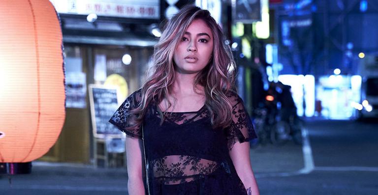 Carolina Oliveira arrasa como cantora em clipe de grife