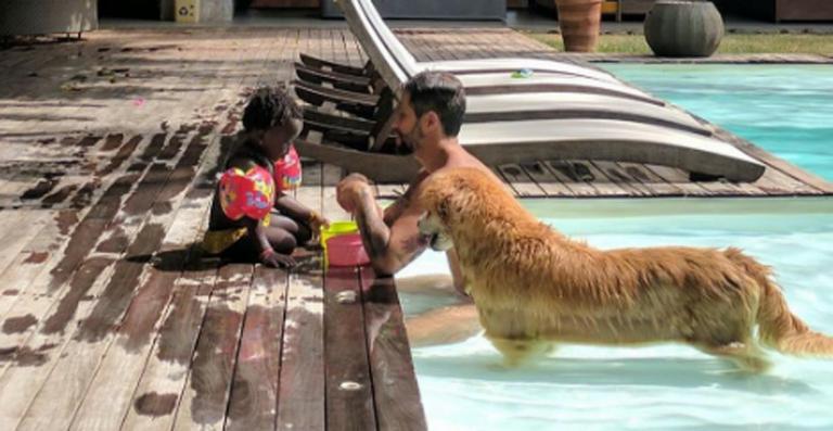 Bruno Gagliasso curte dia na piscina com a filha, Titi