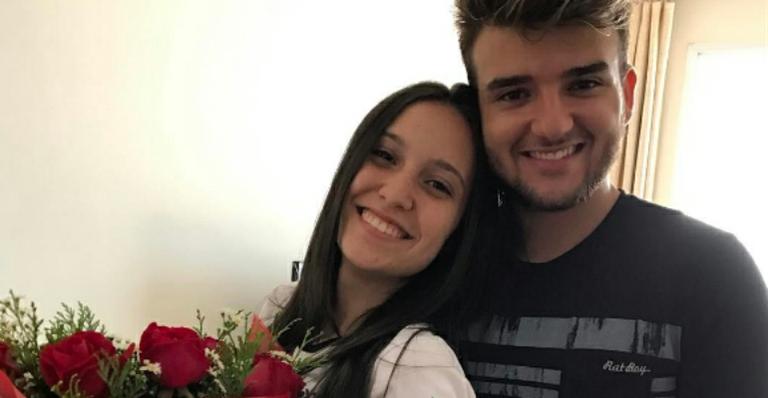 Nicholas Torres comemora aniversário de namoro