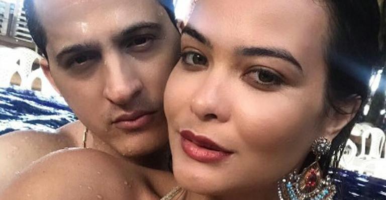 Geisy Arruda posa de biquíni fio dental em praia e avisa: “O boy tá vindo”
