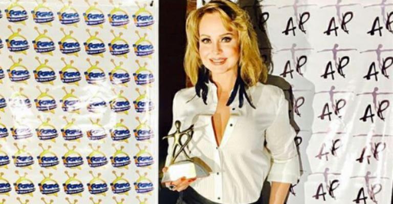 Gaby Spanic recebe prêmio de teatro no México