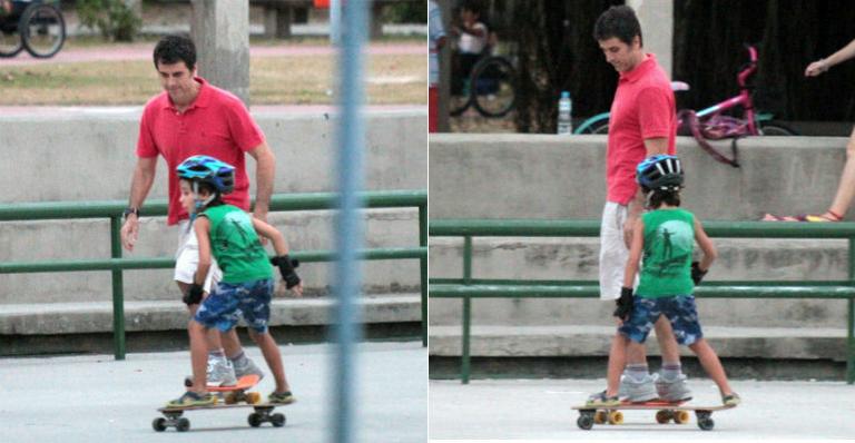 Eriberto Leão se diverte brincando de skate com o filho, João