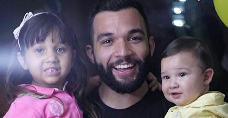 Jonathan Costa mostra o filho de 7 meses fazendo malcriação em ensaio fotográfico